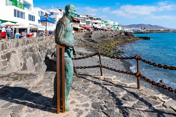 Playa Blanca, Spanyolország - Dec 14-én: Tengerparti sétányán található, Playa Blanca, a korábbi halászok falu lett a fő turisztikai helyszínen megnyitása új kikötő, Lanzarote, Kanári szigetek, Spanyolország — Stock Fotó