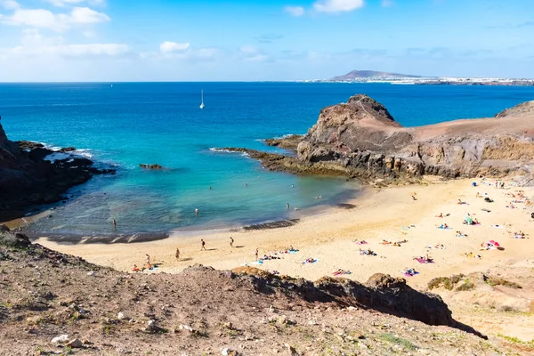 A táj híres a Papagayo strand, a Lanzarote-szigeten, a Kanári-szigetek, Spanyolország — Stock Fotó