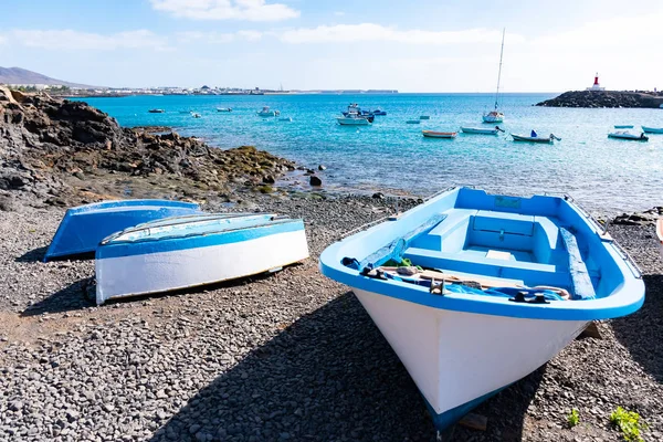 Gyönyörű táj, színes csónakok a kikötőben, Playa Blanca, Lanzarote, Canary Islands, Spanyolország — Stock Fotó