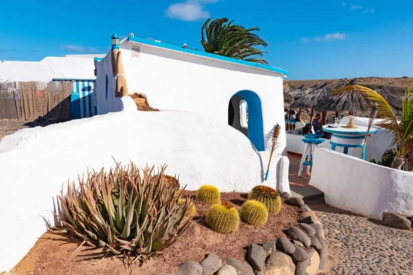 Tipikus kis Kanári-szigeteki ház kaktusz kert a Papagayo beach-sziget Lanzarote, Canary Islands, Spanyolország — Stock Fotó