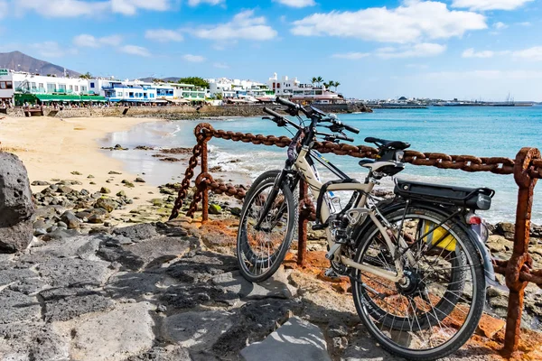 Fietsen of cycli bij seaside promenade in Playa Blanca, het voormalige fishermens dorp werd een belangrijke toeristische plek met opening van de nieuwe haven, Lanzarote, Canarische eilanden, Spanje — Stockfoto