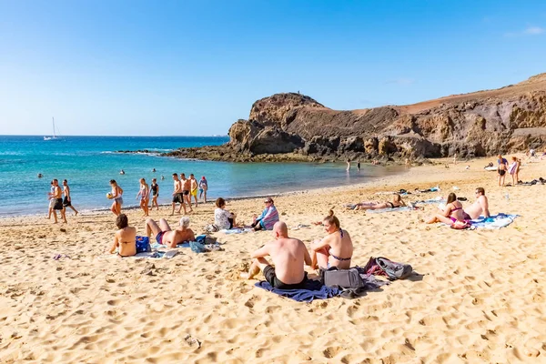 Lanzarote, Spanyolország - Dec 14-én 2018-ban: Emberek pihennek a Papagayo strand a sziget Lanzarote, Canary Islands, Spanyolország — Stock Fotó