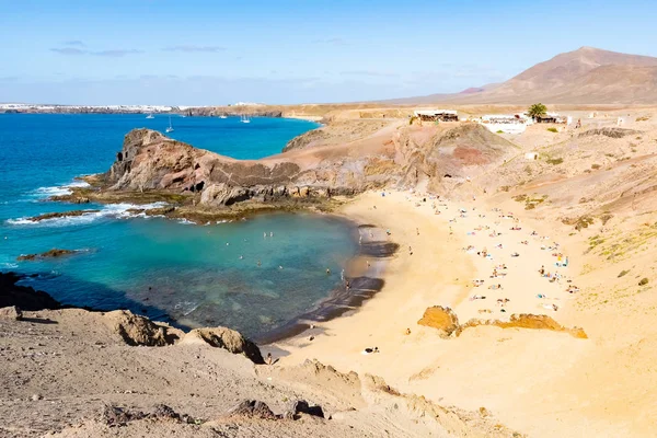 A táj híres a Papagayo strand, a Lanzarote-szigeten, a Kanári-szigetek, Spanyolország — Stock Fotó