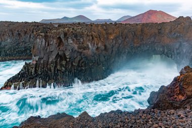 Los Hervideros şaşırtıcı günbatımı, popüler turistik cazibe, Kanarya Adaları, İspanya, Lanzarote adasında lav mağaraları