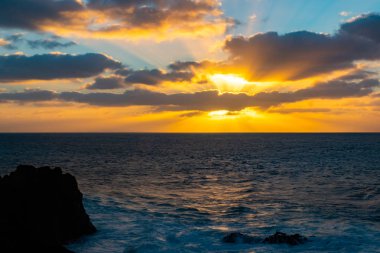 Güzel günbatımında Amazing Los Hervideros lav mağaralarda Lanzarote Adası, popüler turistik cazibe, Kanarya Adaları, İspanya