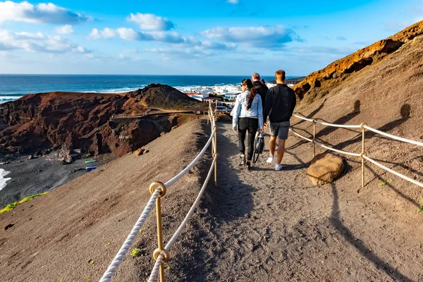 Lanzarote, Spanyolország - december 16, 2018: Azonosítatlan emberek séta El Golfo és zöld lagúna. Az öböl egy lagúna egy vulkáni kráter körül meredek sziklák. Lanzarote, Canary Islands, Spanyolország — Stock Fotó