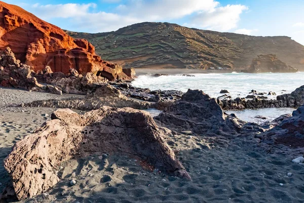 Nézd a vulkáni kráter a zöld tó közelében El Golfo, Lanzarote, Canary Islands, Spanyolország — Stock Fotó