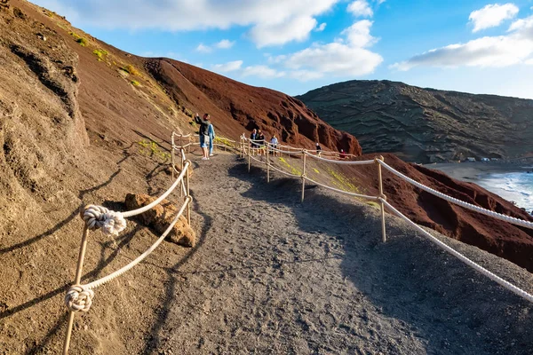 Nézd a vulkáni kráter a zöld tó közelében El Golfo, Lanzarote, Canary Islands, Spanyolország — Stock Fotó