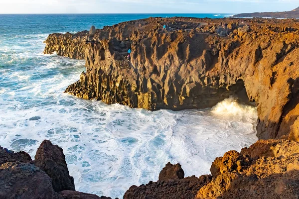 Los Hervideros csodálatos láva barlangok Lanzarote szigetén, a naplemente, a népszerű turisztikai attrakciója, Kanári-szigetek, Spanyolország — Stock Fotó