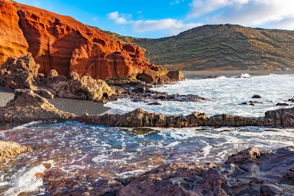 Nézd a vulkáni kráter a zöld tó közelében El Golfo, Lanzarote, Canary Islands, Spanyolország — Stock Fotó