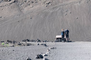Turistler Caldera de los BilgileriMicrosoft'un altından bakarak Cuervos, Timanfaya Milli Parkı, Lanzarote, Kanarya Adaları, İspanya