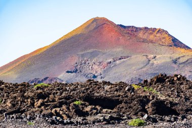 Caldera de los Cuervos üzerinden horizont üzerinde büyük Vulcano, Timanfaya Milli Parkı, Lanzarote, Kanarya Adaları, İspanya.