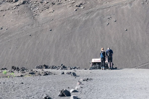 Touristes à la recherche d'informationa tableau sous Caldera de los Cuervos, Parc National de Timanfaya, Lanzarote, Îles Canaries, Espagne — Photo