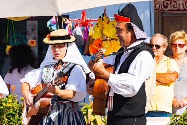 Lanzarote, 15 Aralık 2018 - geleneksel dresst insanlar eski kasaba Teguise Lanzarote Adası İspanya'nın Kanarya Adaları üzerinde bir folklor fuarında.