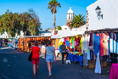 Teguise, Lanzarote, İspanya - 14 Aralık 2018: Her Pazar kareler ve Villa de Teguise, Arnavut kaldırımlı sokaklarında bir piyasaların en önemli popüler kanarya, Kanarya Adaları gerçekleşir.