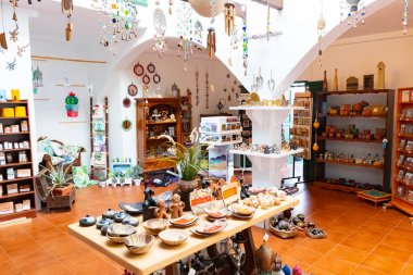, Teguise Lanzarote, İspanya - 14 Aralık 2018. Haftalık bit pazarı, yeni koleksiyonu moda ve giyim satan insanlar. Her Pazar olay. Kanarya Adaları