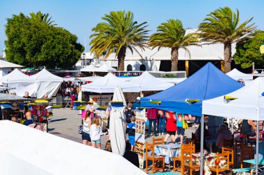 Teguise, Lanzarote, İspanya - 14 Aralık 2018: Her Pazar kareler ve Villa de Teguise, Arnavut kaldırımlı sokaklarında bir piyasaların en önemli popüler kanarya, Kanarya Adaları gerçekleşir.