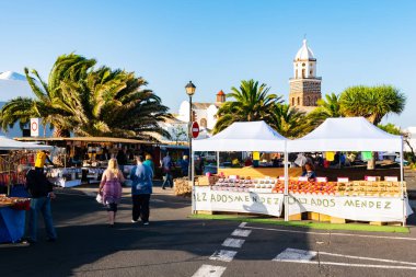 Teguise, Lanzarote, İspanya - 14 Aralık 2018: Her Pazar kareler ve Villa de Teguise, Arnavut kaldırımlı sokaklarında bir piyasaların en önemli popüler kanarya, Kanarya Adaları gerçekleşir