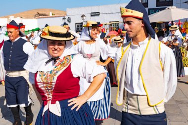 Lanzarote, 15 Aralık 2018 - geleneksel dresst insanlar eski kasaba Teguise Lanzarote Adası İspanya'nın Kanarya Adaları üzerinde bir folklor fuarında
