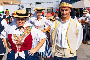 Lanzarote, 15 Aralık 2018 - geleneksel dresst insanlar eski kasaba Teguise Lanzarote Adası İspanya'nın Kanarya Adaları üzerinde bir folklor fuarında