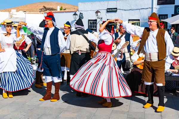Lanzarote, 15 Aralık 2018 - geleneksel dresst insanlar eski kasaba Teguise Lanzarote Adası İspanya'nın Kanarya Adaları üzerinde bir folklor fuarında