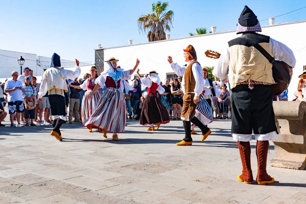 Lanzarote, 15 Aralık 2018 - geleneksel dresst insanlar eski kasaba Teguise Lanzarote Adası İspanya'nın Kanarya Adaları üzerinde bir folklor fuarında.