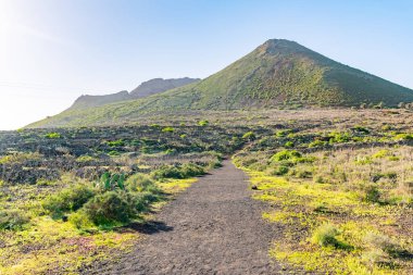 İz yol The Vulcano La Corona üzerinde yürüyüş Ye Köyü, kuzeyinde Lanzarote, Kanarya Adaları, İspanya.