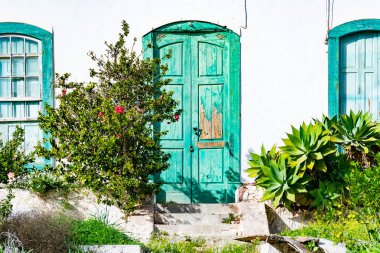 Güzel köy çıkıyor, Lanzarote, Kanarya Adaları, İspanya yıpranmış yeşil kapı ile rustical terk edilmiş eski ev