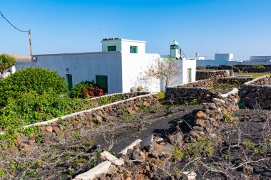 Siz tipik beyaz architecure köyü altında volkan Monte Corona, Lanzarote, Kanarya Adaları, İspanya