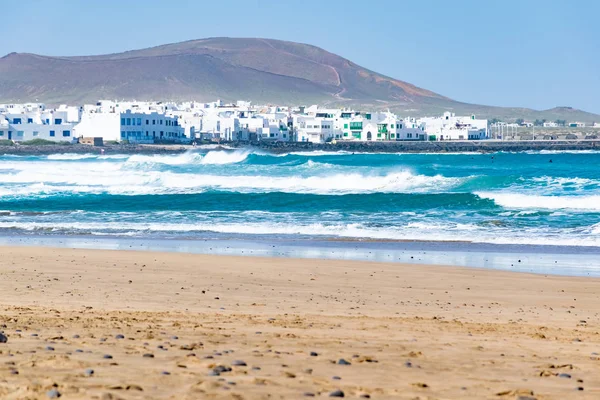 Famara strand, népszerű szörfözés Lanzarote, Canary Islands, Spanyolország — Stock Fotó