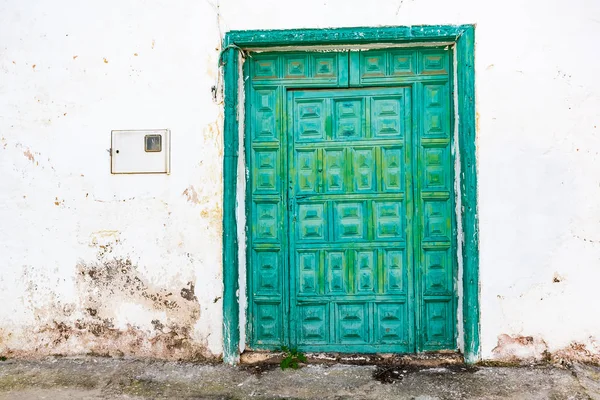 Antigua casa rústica abandonada con puerta verde envejecida en Hermoso pueblo de Haria, Lanzarote, Islas Canarias, España —  Fotos de Stock