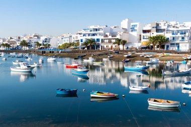 Arrecife, Lanzarote, Kanarya Adaları, İspanya - 16 Aralık 2018: Geleneksel balıkçı tekneleri liman