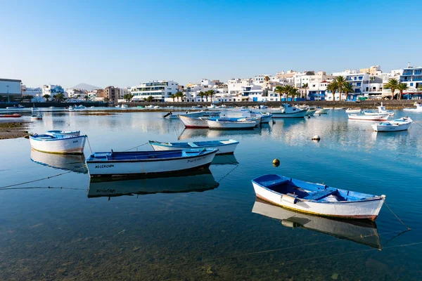 Arrecife, Lanzarote, Canary Islands, Spanyolország - Dec 16 2018: Hagyományos halászhajók harbour — Stock Fotó