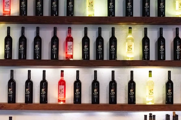 LA GERIA, LANZAROTE, ISOLE CANARIE, SPAGNA - DIC 16, 2018: Un muro pieno di bottiglie di vino polverose in cantina — Foto Stock