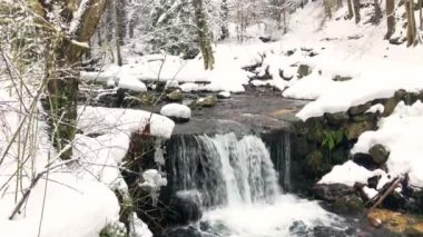 Fairytale kış manzara şelaleler Bila Opava nehrin Jeseniky Mountains, Çek Cumhuriyeti, 4 k görüntüleri video