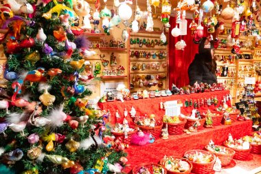 Vienna, Avusturya - 18 Aralık 2018 - insanlar Rathaus Viyana Belediye Binası, Avusturya önünde Noel pazarında alışveriş