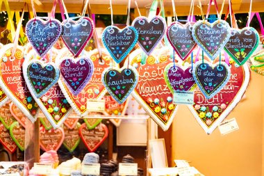 Noel pazarı Rathaus Viyana Belediye Binası, Avusturya marketin Noel'de asılı gingerbread