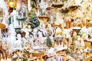 Güzel renkli Noel süsleri ve topları Wien Rathaus Pazar, Avusturya