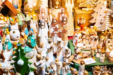 Güzel renkli Noel süsleri ve topları Wien Rathaus Pazar, Avusturya