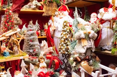 Noel Baba ve kardan adam Noel süslemeleri Noel Market önünde Rathaus Viyana Belediye Binası, Avusturya