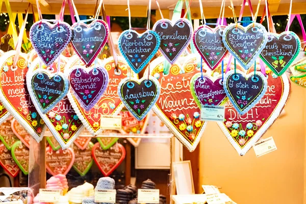 Gingerbread hanging at the christmas marketin The Christmas market of the Rathaus City hall of Vienna, Austria — Stock Photo, Image