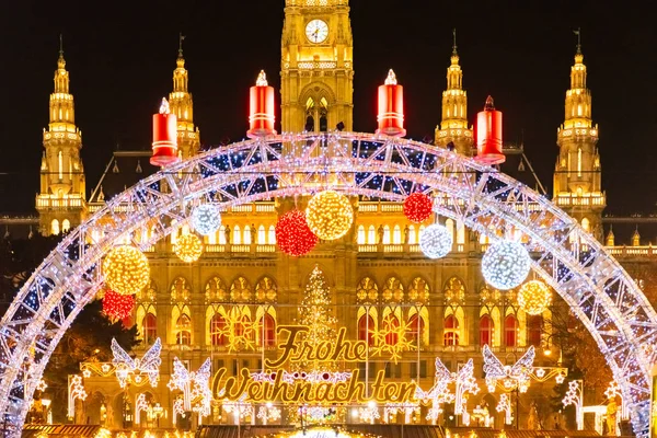 Noel pazarı önünde Rathaus Viyana Belediye Binası, Avusturya — Stok fotoğraf