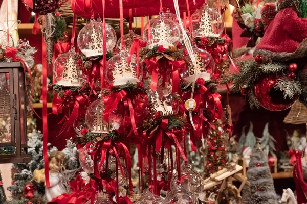 Lindos juguetes elfos que se venden en los mercados tradicionales de Navidad en el encantador mercado de Navidad frente al Ayuntamiento de Rathaus de Viena, Austria —  Fotos de Stock