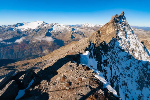 Wspaniały widok z góry od szczyt Grosser Hafner lub szczyt podczas sunrise, Alpy Austria, Hohe Tauern — Zdjęcie stockowe