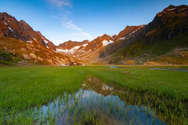 Güzel yaz dağlar Stubai Tyrol Alpler'de yeni Regensburger dağ kulübesini Avusturya manzara.