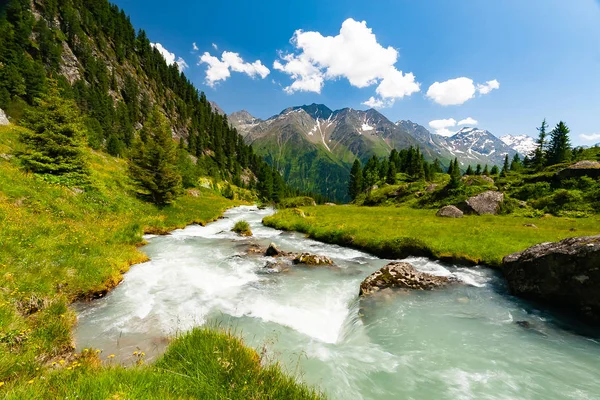 Güzel yaz peyzaj dağlar ve nehir, Tyrol Alpler, Avusturya için tatlı su