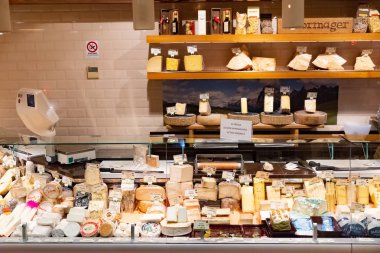 Florence, İtalya - 25 Ocak 2019: tüccar kesme İtalyan peynir pazarında Bergamo, İtalya