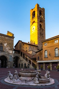 Campanone Civic Tower Bergamo üst ortaçağ kasabasında ana kare Piazza Vecchia adlı