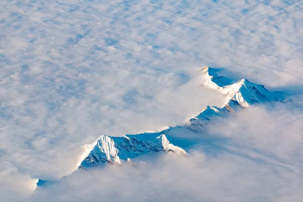 Alpes suíços, italianos e austríacos com montanhas nevadas vista aérea para o leste durante o voo da tarde — Fotografia de Stock