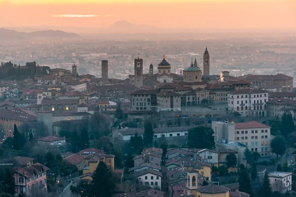 Prachtige middeleeuwse stad bij zonsopgang ochtend met de belangrijkste bezienswaardigheden van Bergamo Lombardije van Castello di San Vigilio, Italië — Stockfoto